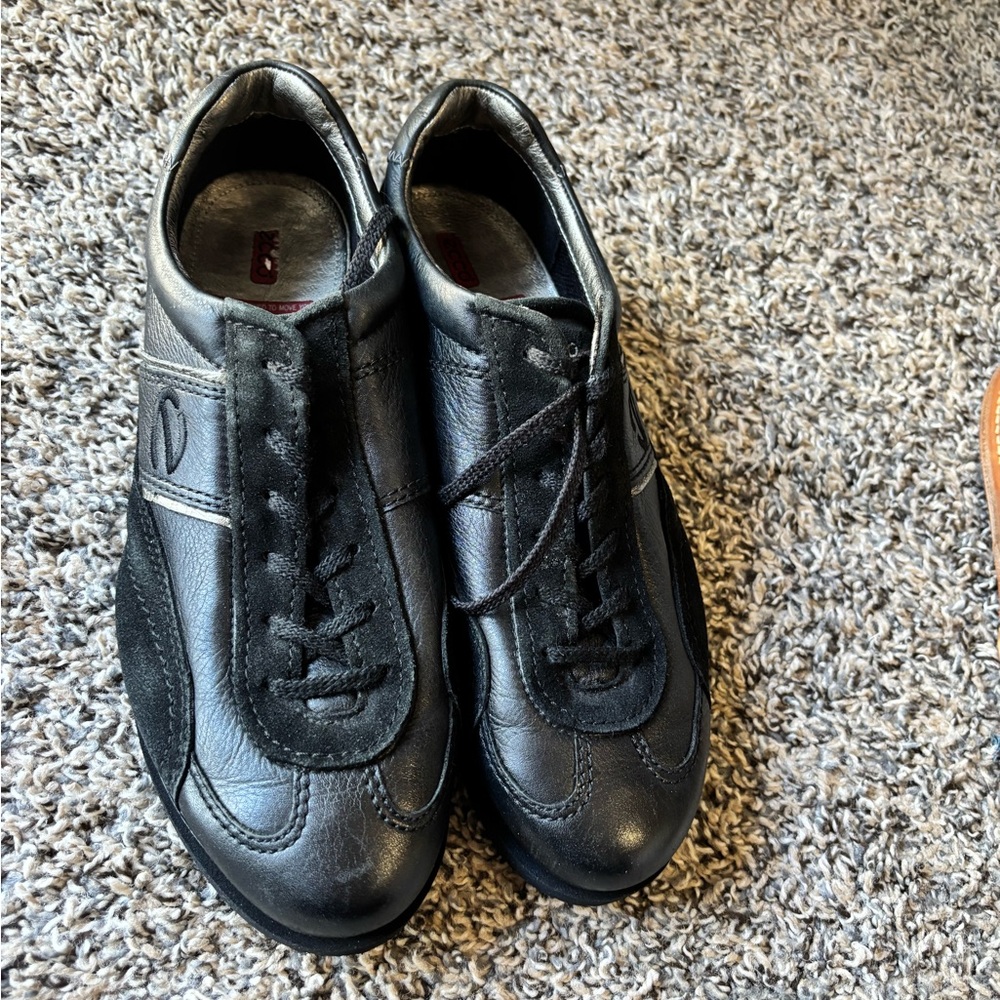 Ecco Black Leather Low-Top Lace Sneakers